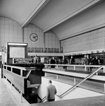 824973 Afbeelding van de toegangstrap naar het metrostation Centraal in de hal van het N.S.-station Rotterdam C.S. te ...